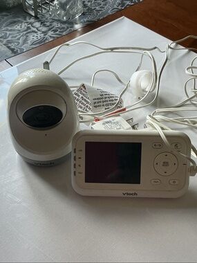VTech White Baby Monitor with Camera and Parent Unit